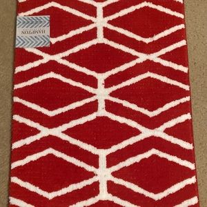 Throw rug red and white geometric design 20x 32